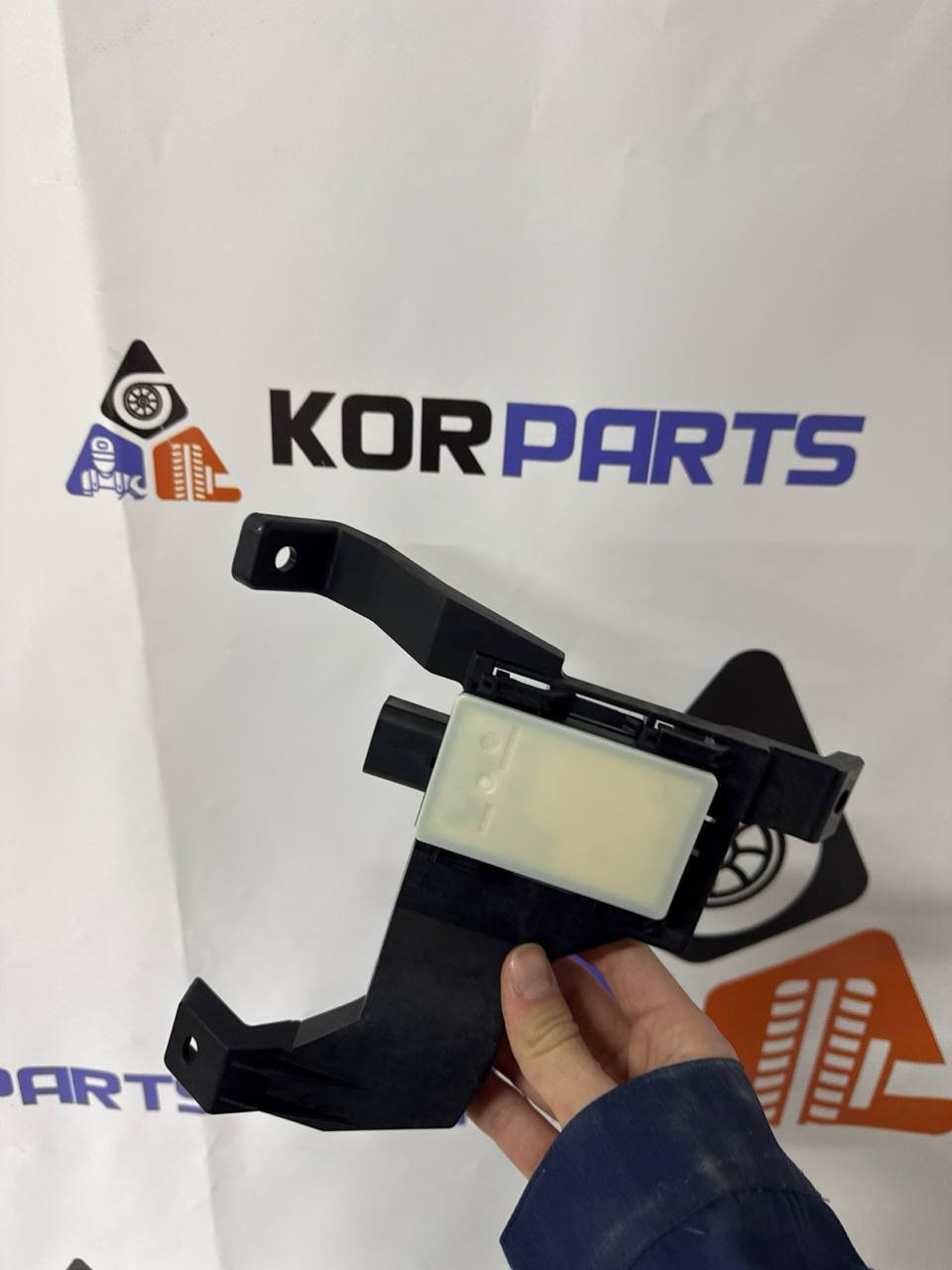 agacagiaaxkbaaibdwld Hyundai IONIQ 5 UNIT ASSY-FRONT CORNER RADAR,RH Радар переднього кута в зборі, правий 99130GI000 - Зображення 1