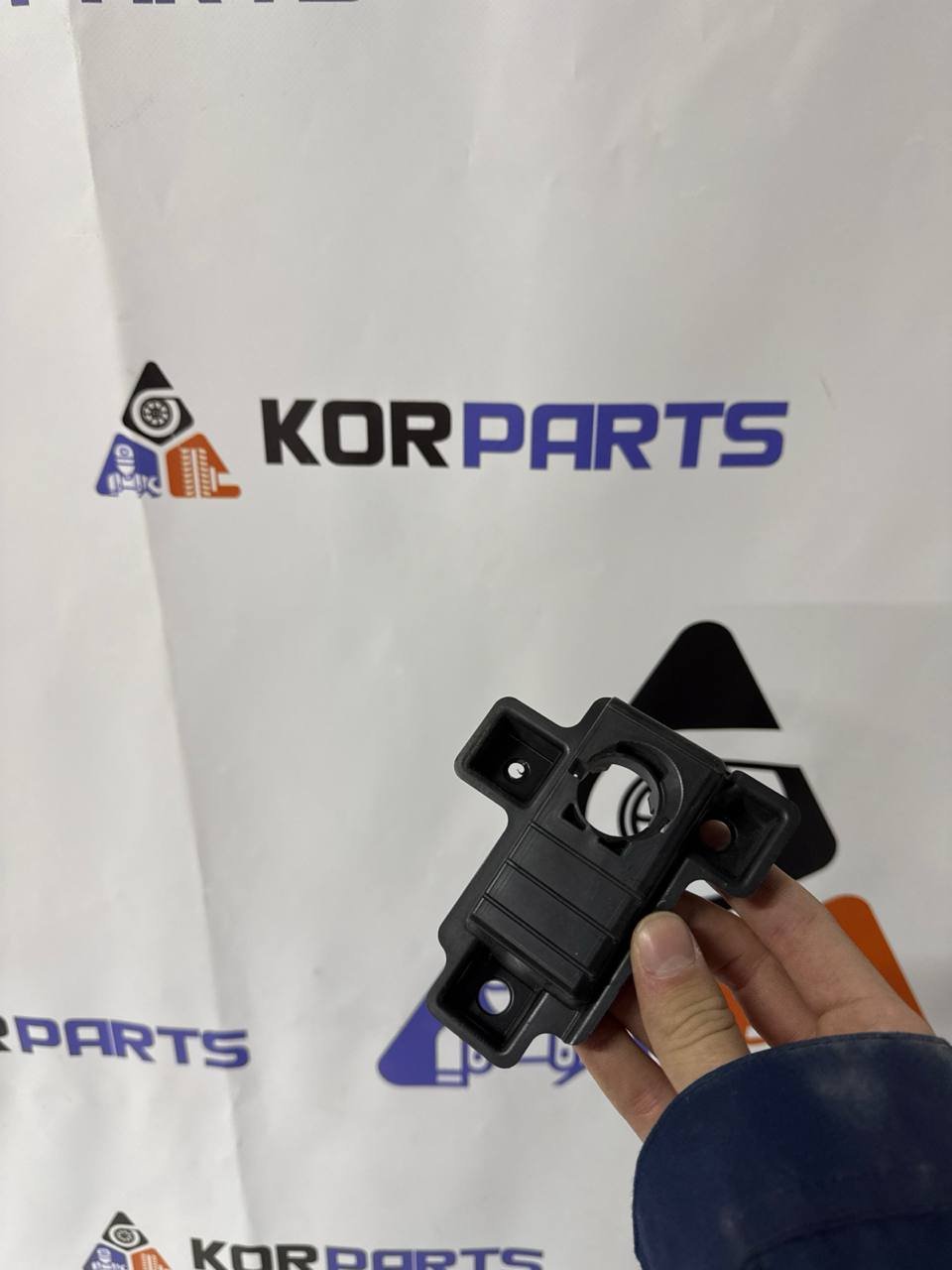 agacagiaaxkbaaibvgld Hyundai Santa Fe MX5 HOLDER-FR ULTRASONIC INR,LH Утримувач переднього парктроніка внутрішній, лівий 86582P6000 - Зображення 1