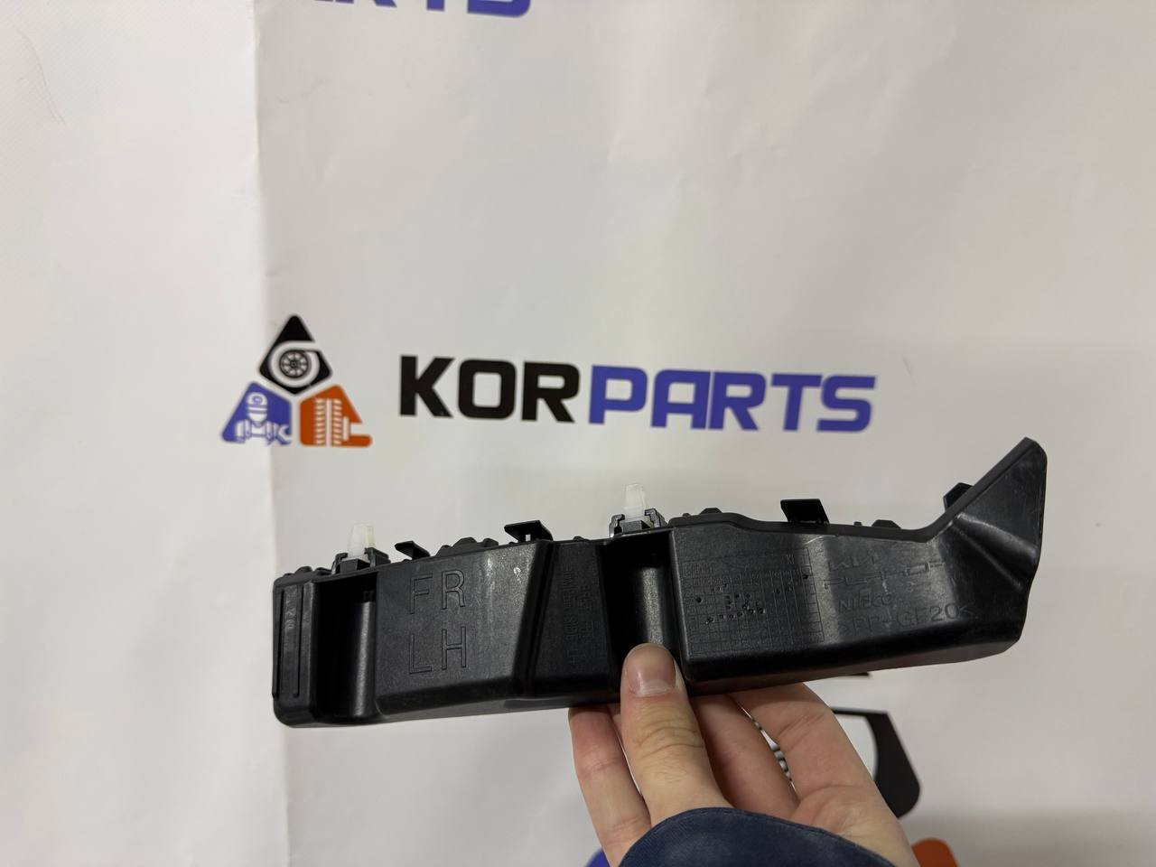 agacagiaaxkbaaiby2ld KIA EV9 BRACKET-FR BUMPER SIDE,LH Кронштейн бічний переднього бампера, лівий 86551DO000 - Зображення 1