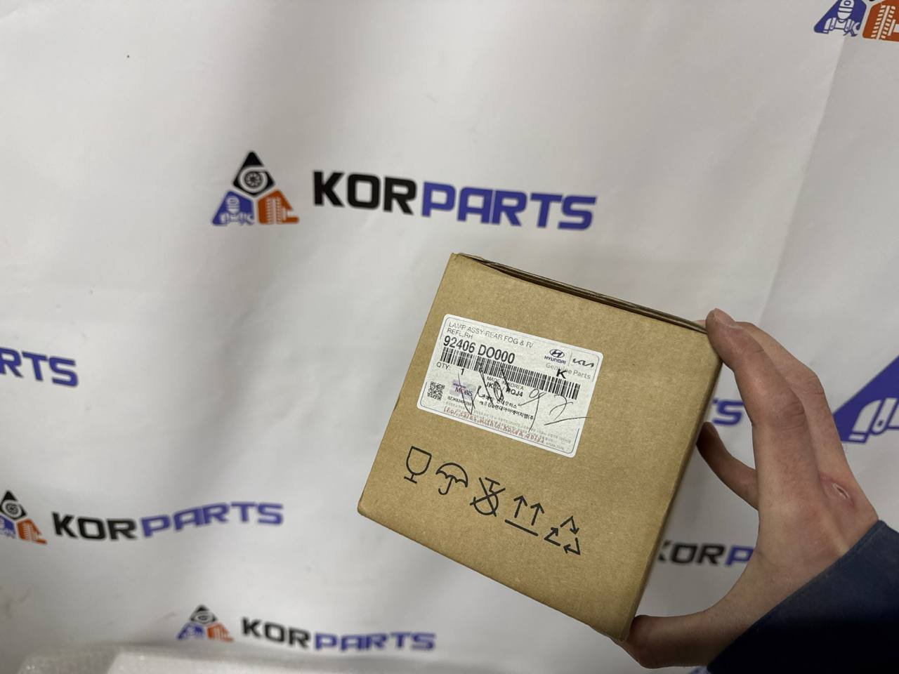 agacagiaaxkbaaictgld KIA EV9 LAMP ASSY-REAR FOG & R/REFL,RH Ліхтар протитуманний задній з катафотом правий, у зборі 92406DO000 - Зображення 1