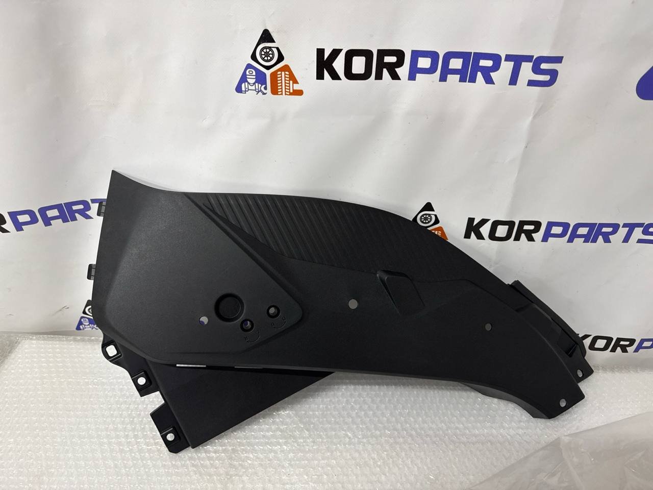 agacagiaaxkbaaiecmlh Genesis GV60 GARNISH ASSY-RADIATOR GRILLE UPPER,RH Накладка під капотом на фару , права 86379CU000 - Зображення 1