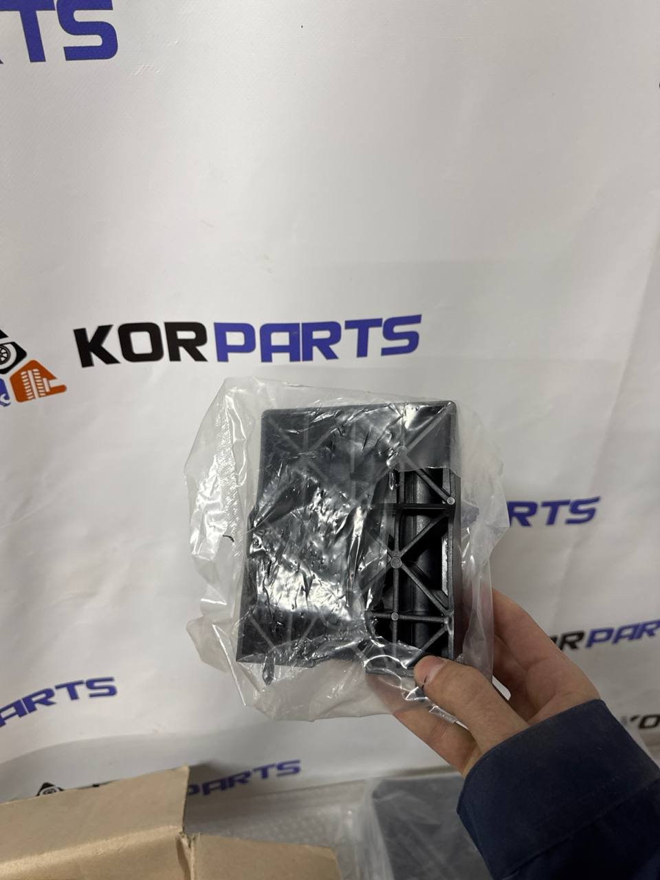 agacagiaaxkbaaihewlk KIA NIRO EV BRACKET-FR BUMPER CTR,UPR Кронштейн центральний переднього бампера, верхній 863e3AO000 - Зображення 1