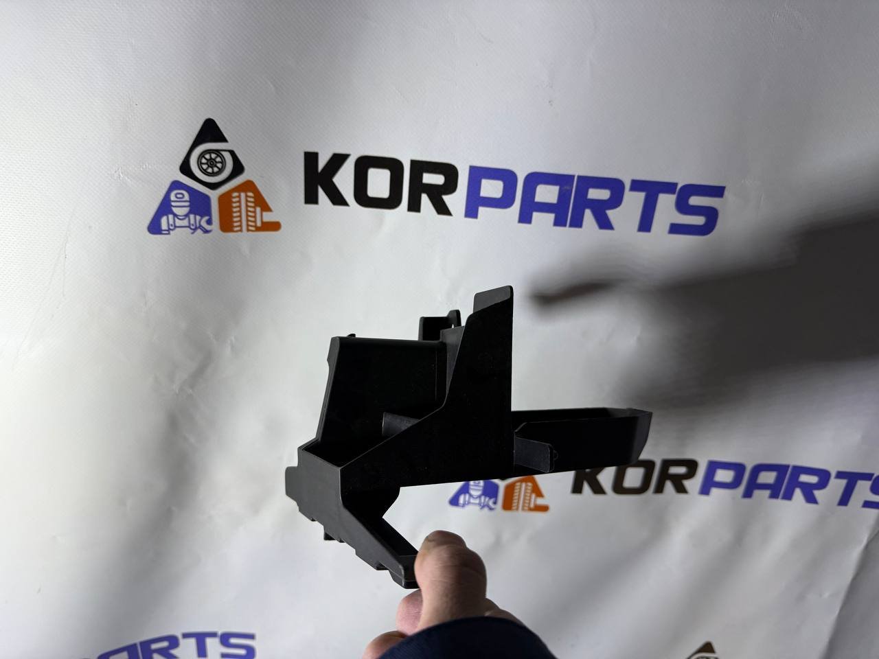 agacagiaaxkbaaiifwlk Hyundai IONIQ 5 BRACKET-FR BUMPER SUPT UPR CTR,LH Кронштейн підтримки верхній центральний переднього бампера, лівий 865B1GICA0 - Зображення 1