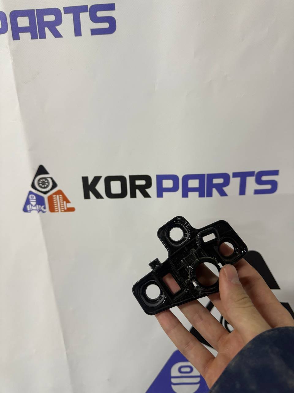 agacagiaaxkbaaiohmlm KIA EV9 HOLDER-FR ULTRASONIC SIDE,LH Утримувач переднього парктроніка бічний, лівий 86585DO100AHV - Зображення 1