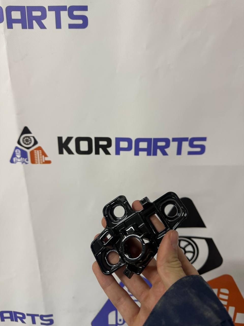 agacagiaaxkbaaiohwlm KIA EV9 HOLDER-FR ULTRASONIC SIDE,RH Утримувач переднього парктроніка бічний, правий 86586DO100AHV - Зображення 1