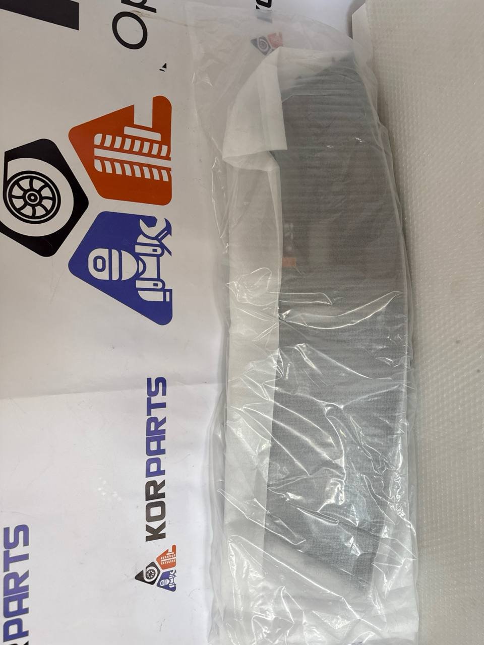 agacagiaaxkbaairmwlt Накладка на радіатор Hyundai 86390CU000 - Зображення 1