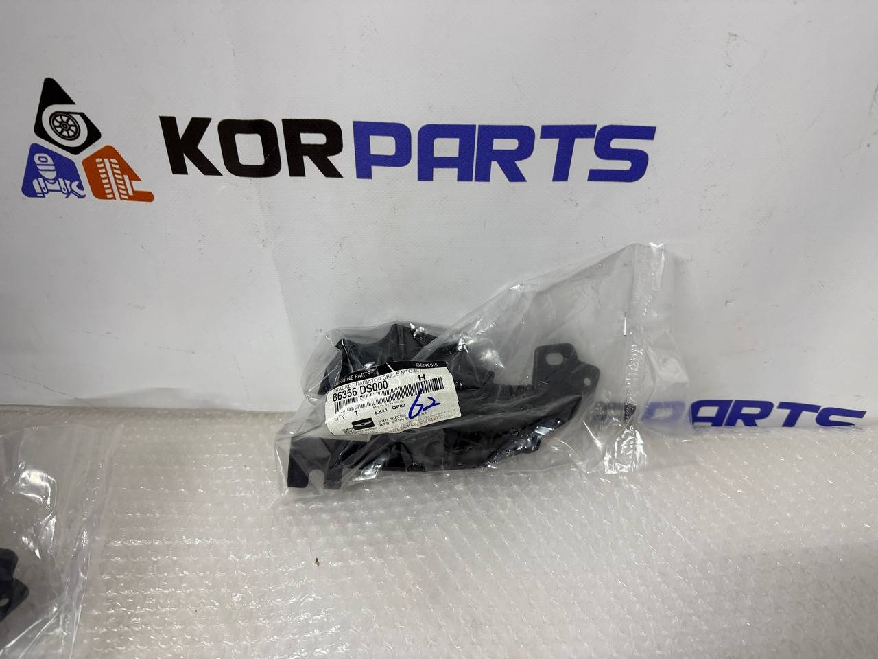 agacagiaaxkbaaivrml9 Genesis GV70 EV BRACKET-RADIATOR GRILLE MTG,RH Кронштейн кріплення решітки радіатора, правий 86356ds000 - Зображення 1