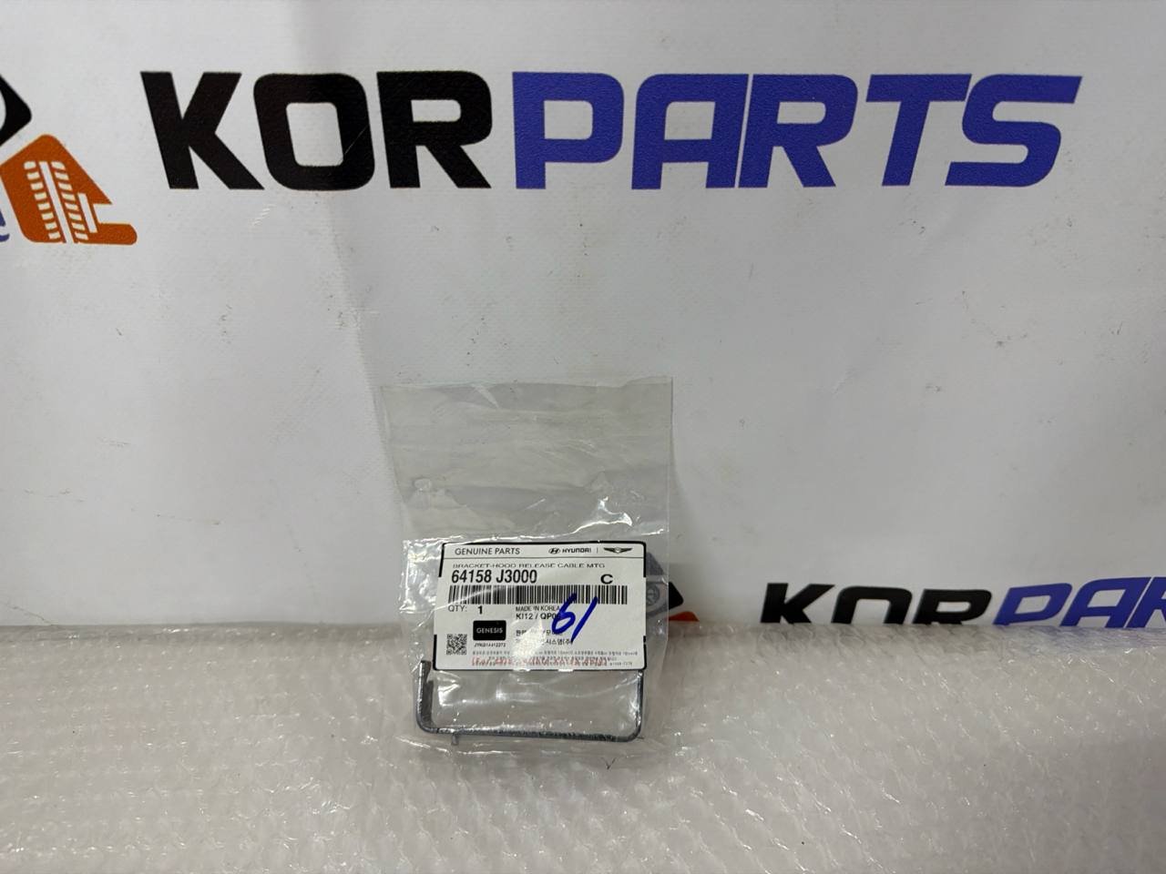 agacagiaaxkbaaivzml9 Кронштейн кріплення троса відкривання капота Hyundai/Kia 64158J3000 - Зображення 1