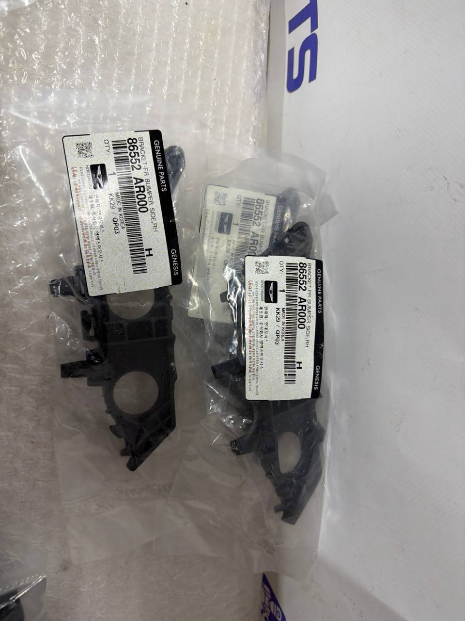agacagiaaxkbaaizdmmy Genesis GV70 BRACKET-FR BUMPER SIDE,RH Кронштейн переднього бампера правий 86552AR000 - Зображення 1