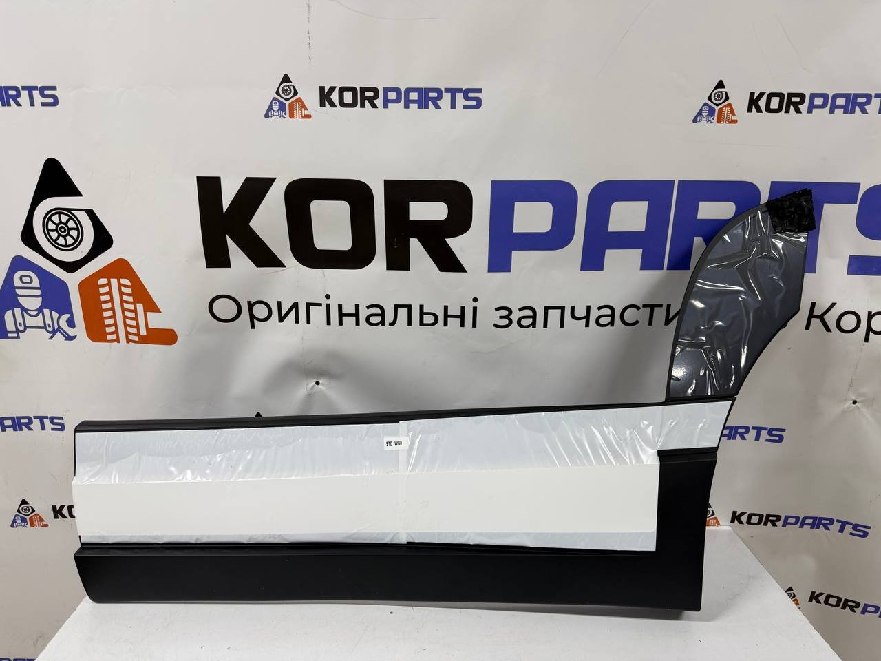 vi3hoofftzaqadagadeqadowq Hyundai IONIQ 9 GARNISH ASSY-RR DR SIDE LH Молдинг бічний задніх дверей, лівий 87731GO000W6H-BK - Зображення 1